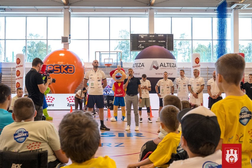 "Gortat Camp" w Zgierzu. Młodzi koszykarze na wózkach trenowali pod okiem Marcina Gortata i reprezentantów Polski. ZDJĘCIA