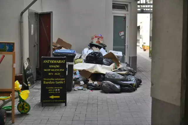 - Mieszkam przy remontowanej ulicy Taczaka pod nr 17, od kilku tygodni nie wywożą u nas śmieci, a znajduje się tu restauracja z surowym sushi. Smród jest taki, że już nie da się wytrzymać - pisze do nas pan Marek.Przejdź do kolejnego zdjęcia --->