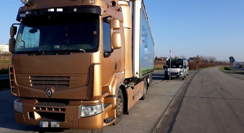 Ukraiński kierowca zatrzymany na krajowej "dwunastce". Zezwolenie tranzytowe wypełnił zmywalnym długopisem 