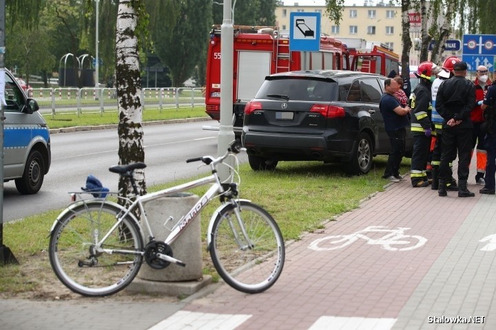 Wypadek w Stalowej Woli. Rowerzysta potrącony przez samochód na przejściu dla pieszych. Kto zawinił? (ZDJĘCIA)