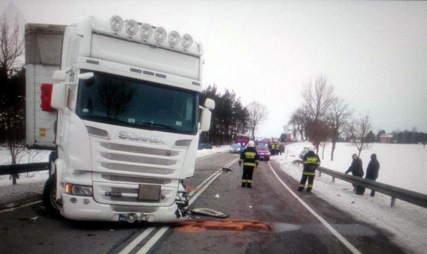 Wypadek ciężarówki i osobówki koło Czerska 7.02.2021