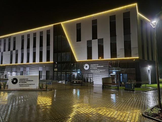 Nowy budynek Centrum Weterynarii UMK na razie można oglądać z zewnątrz. Otwarcie ma się odbyć w lutym 2023 r., do tego czasu trwa wyposażanie obiektu m.in. w unikatowy system transportu wewnętrznego zwierząt. 