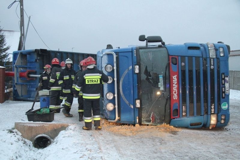 Wywrócona ciężarówka w Masłowie