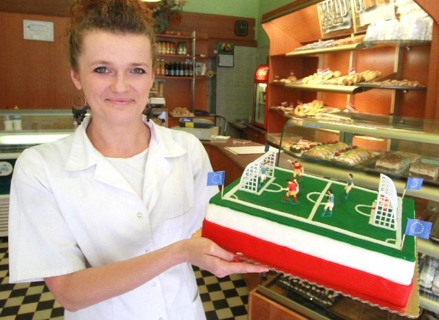 Pani Ania z cukierni Mariana Chmielewskiego przy ulicy Dużej w Kielcach prezentuje tort Euro.