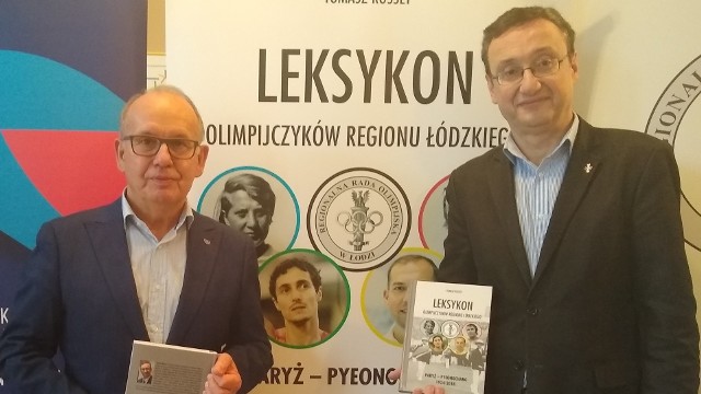 Prezesi Regionalnej Rady Olimpijskiej w Łodzi Mieczysław Nowicki i Tomasz Rosset prezentują wyjątkowe wydawnictwo