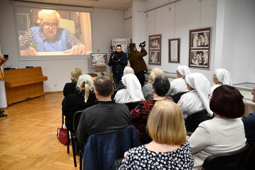 „Literacki legat Marii Kozłowej” - ciekawa wystawa w Miejskiej Bibliotece Publicznej w Tarnobrzegu. Zdjęcia z otwarcia prezentacji