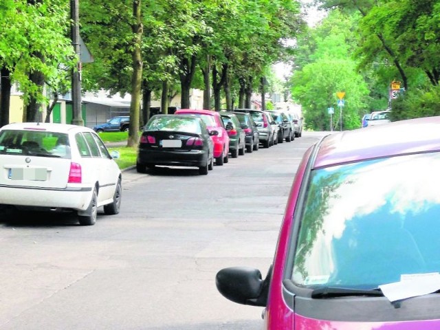 Część mieszkańców ul. Wici narzeka na samochody, które parkują po obu jej stronach, inni narzekali, gdy po jednej stronie obowiązywał zakaz.