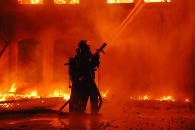 Strażacy walczą w końcówce plebiscytu na Strażaka Roku 2012.