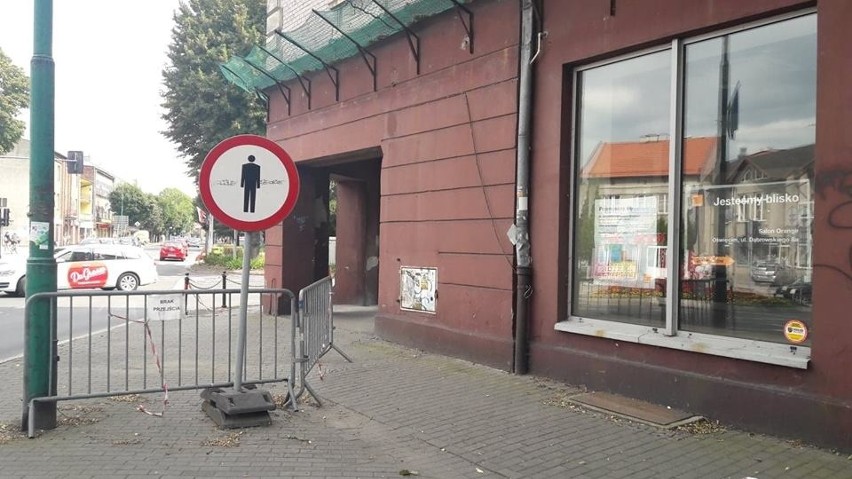 Kamienica przy Placu Kościuszki 7 w Oświęcimiu nadal zagraża życiu i zdrowiu przechodniów oraz kierowców. Czy coś się zmieni?
