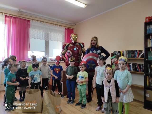 Iron Man w punkcie przedszkolnym w Drożdzienicy w gminie Kęsowo. Wśród maluchów są dzieci z ogarniętej wojną Ukrainy