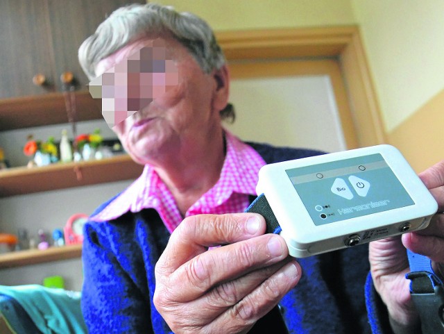 80-letnia pani Zofia skusiła się na rezonator za 4 tysiące złotych. Teraz spłaca raty, a bezużyteczna puszka leży w szafie. Produkt został wycofany z obrotu przez Urząd Rejestracji Produktów Leczniczych