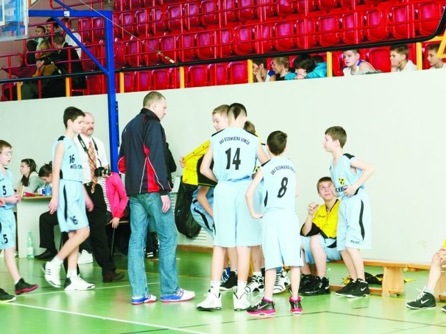 Łomżyńscy zawodnicy walczą w rozgrywkach sportowych, chociaż kluby nie mają na to pieniędzy.