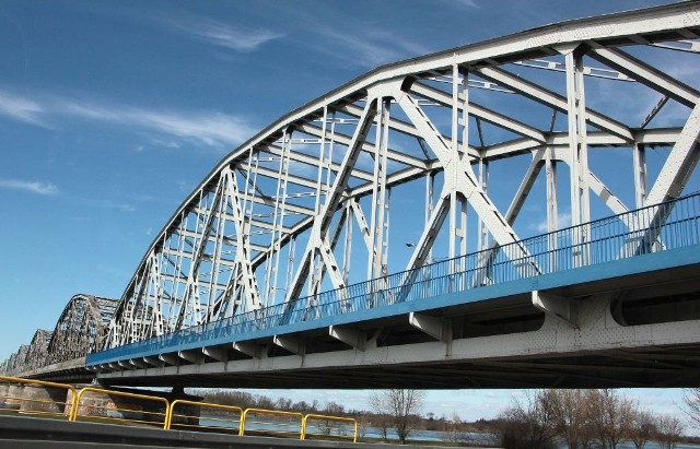 Nasz most jest najdłuższą przeprawą drogowo-kolejową w kraju.