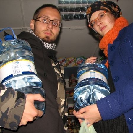 Kupimy wodę w sklepie. Nie chcemy ryzykować zdrowiem - mówią Diana Szawłowska i Bartosz Makowski, studenci wypoczywający w Mielniku.