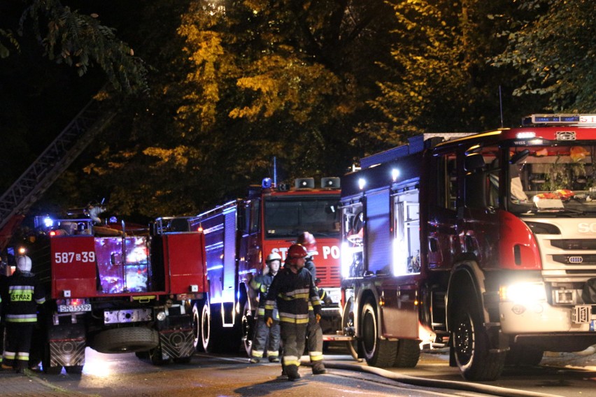 Groźny pożar w Rybniku. Paliło się 14 samochodów