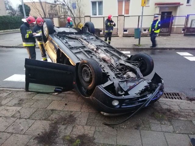 W środowy poranek u zbiegu ulic Sportowej i Rejtana w Koszalinie doszło do zderzenia dwóch samochodów osobowych. W wyniku zderzenia jeden z pojazdów dachował.Jedna osoba została poszkodowana.Policja ustala szczegóły zdarzenia.Zobacz także Koszalin: wypadek w centrum miasta, na skrzyżowaniu ul. Zwycięstwa - Młyńska