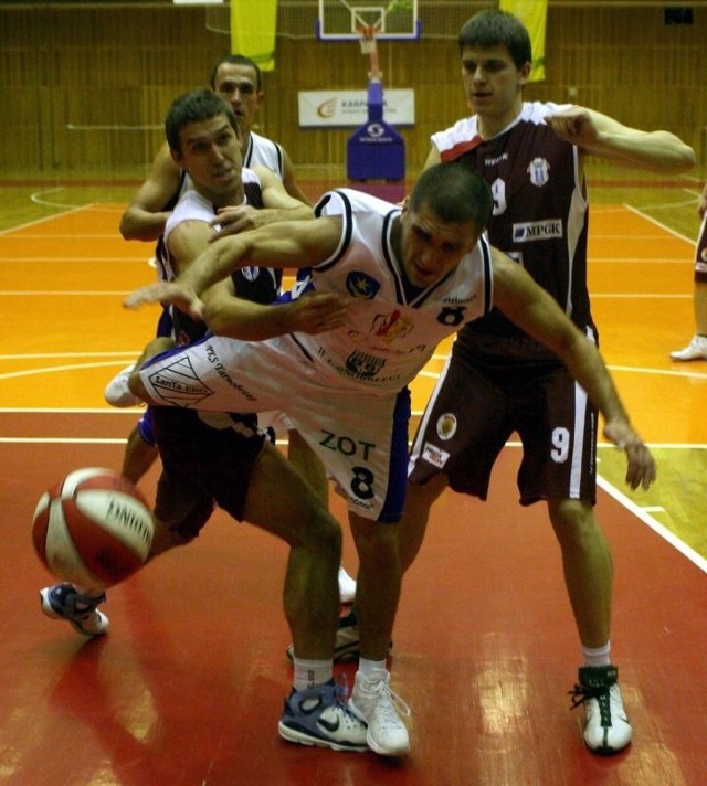 Koszykarze Siarki Tarnobrzeg (w środku Bartosz Krupa) odnieśli wczoraj siódme z rzędu zwycięstwo w rozgrywkach pierwszej ligi.