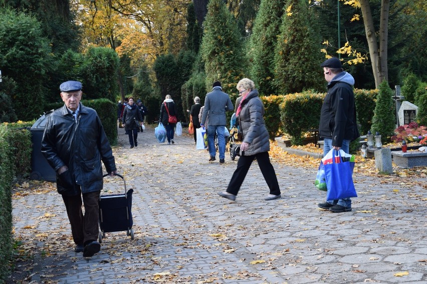 Porządki na cmentarzach. Tak jest na Grabiszynku [ZDJĘCIA]