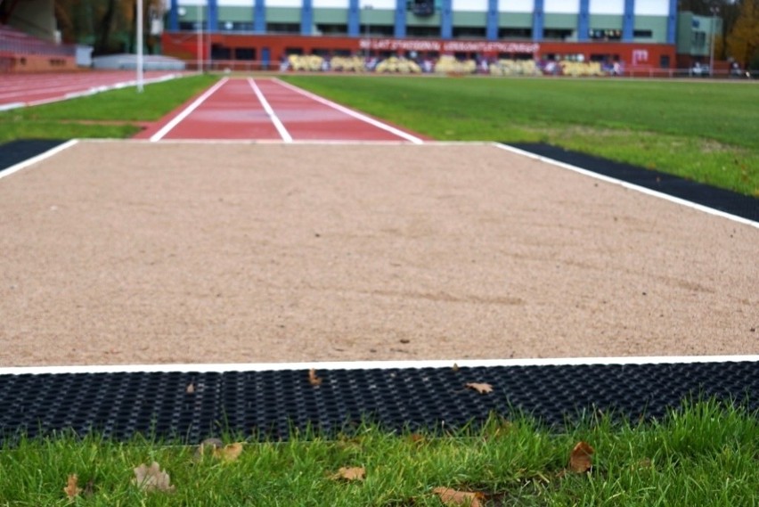 Nowa nawierzchnia białostockiego stadionu powinna sprzyjać...