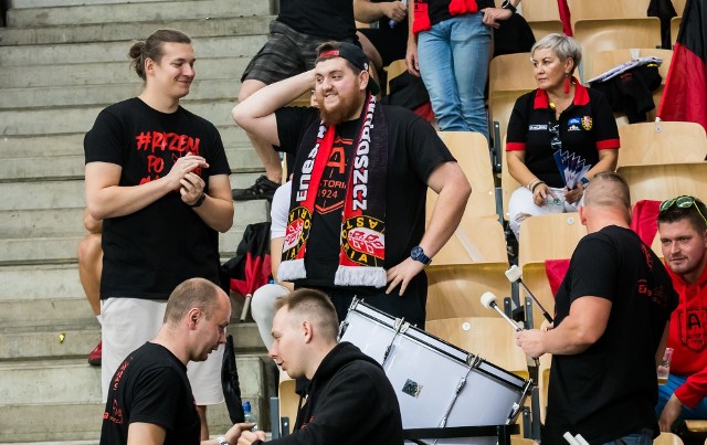 Kibice Astorii w końcu mają powody do radości. Ich pupile wygrali pierwszy mecz w tym sezonie w Energa Basket Lidze. Zwyciężyli MKS Dąbrowa Górnicza