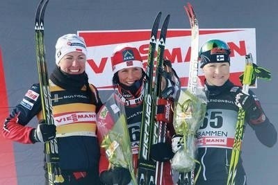Justyna Kowalczyk (z lewej) przegrała w sobotę w biegu na 10 km klasykiem tylko z Marit Bjoergen (w środku). Trzecie miejsce zajęła Aino Kaisa Saarinen (z prawej). FOT. PAP/EPA