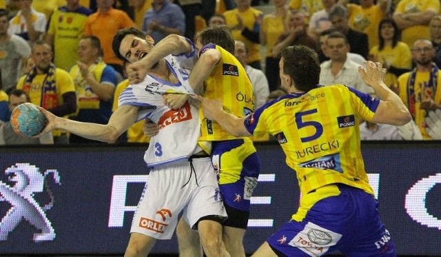 Kluczem do zwycięstwa naszego zespołu powinna być mocna obrona. Na zdjęciu Petara Nenadicia z Orlenu Wisły Płock atakują Thorir Olafsson i Michał Jurecki.