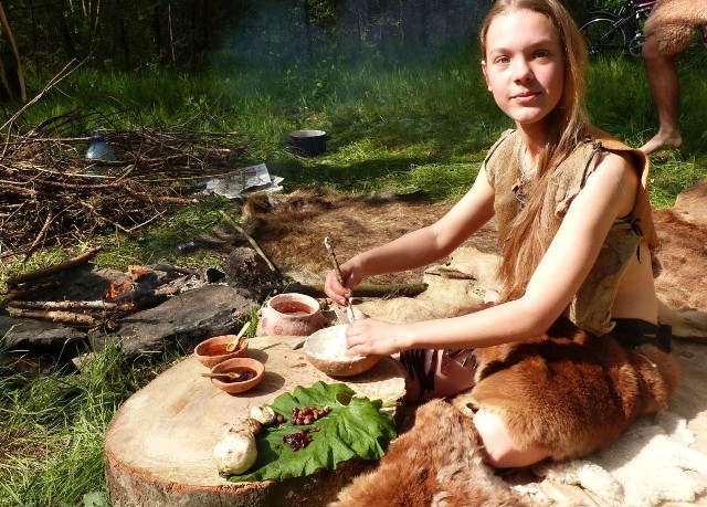Zuzia Dąbrowska podszas pikniku prowadziła „prehistoryczną kuchnię” – smaczną, zdrową i naturalną.
