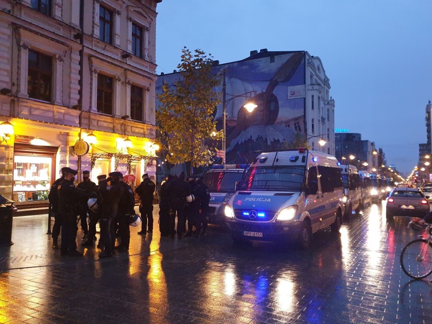 Pogrzeb Praw Kobiet w Łodzi. Głośny protest na ul. Piotrkowskiej! "Precz z Kaczorem!", "Je... PiS" - kobiety wypowiedziały wojnę 