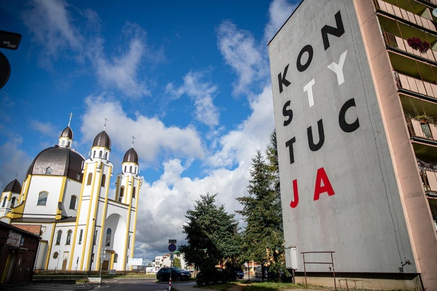 Mural Konstytucja na bloku przy ul. Pułaskiego 85. Powstał...