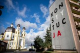Białystok. Miasto ujawniło, kto zlecił wykonanie muralu Konstytucja i ile kosztowała ekspozycja na bloku przy Pułaskiego