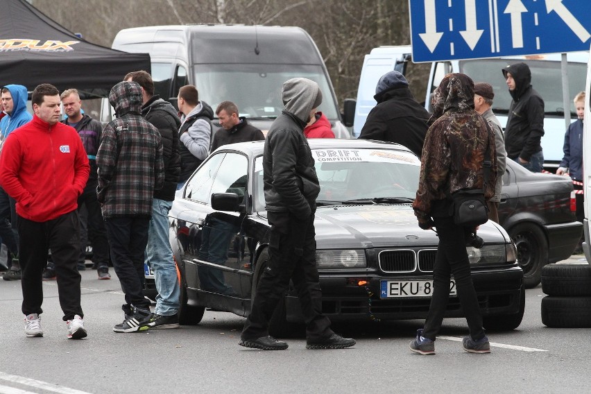 Drift Competition w Zgierzu. Kierowcy popisywali się umiejętnościami driftingu [ZDJĘCIA+FILM]