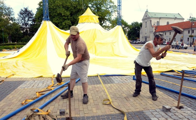 Teatralny namiot stanął na placu Litewskim