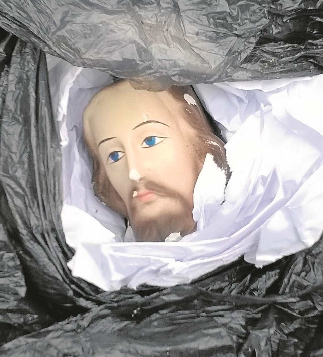 W domu jednego z gimnazjalistów policjanci znaleźli głowę Jezusa. To brakujący fragment rozbitej gipsowej figury z kapliczki w Starej Wsi