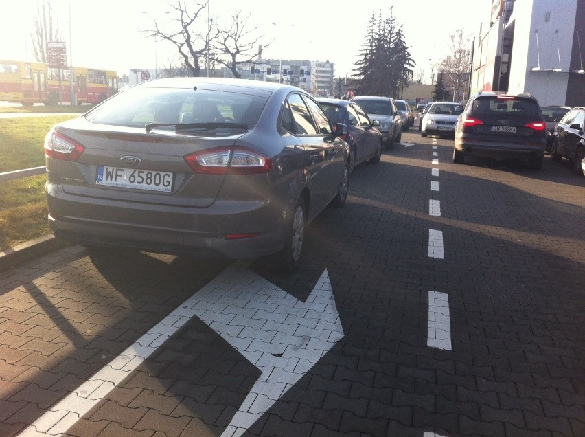 Wrocław: Przedświąteczna gorączka zakupowa trwa. Problemy z parkowaniem (ZDJĘCIA)