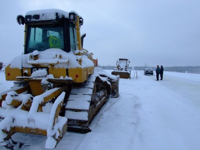 Droga nr 426 pod Strzelcami Opolskimi miała być otwarta już we wtorek. Ale spadł śnieg i wstrzymał prace. Drogowcy wrócą, jak zima trochę odpuści.