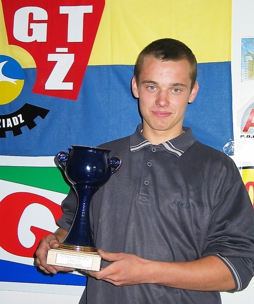 Krzysztof Buczkowski w salce konferencyjnej GTŻ, z pucharem zdobytym w Lendavie w 2003 r.