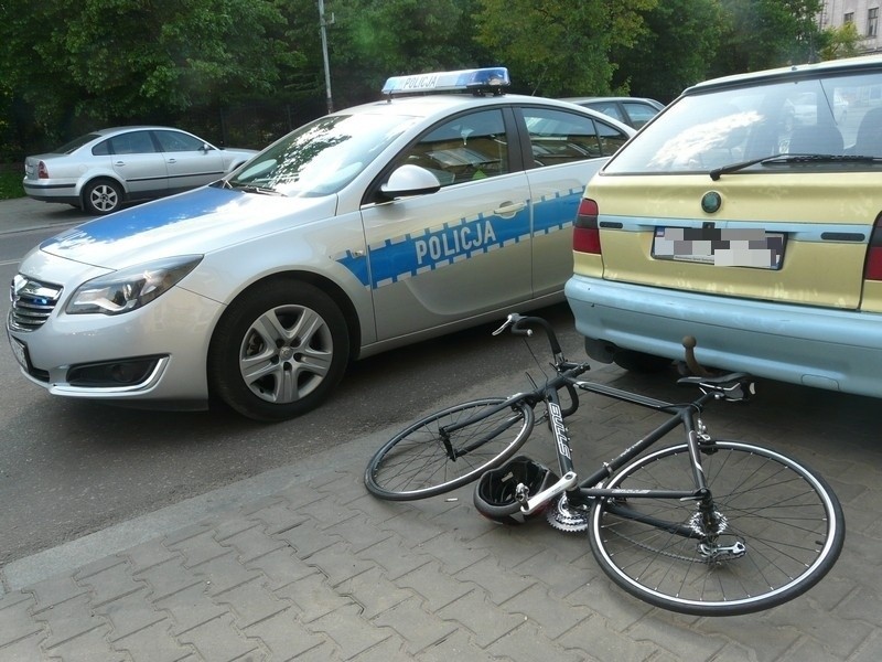 Wypadek na ul. Rzgowskiej. Potrącony przez auto rowerzysta trafił do szpitala