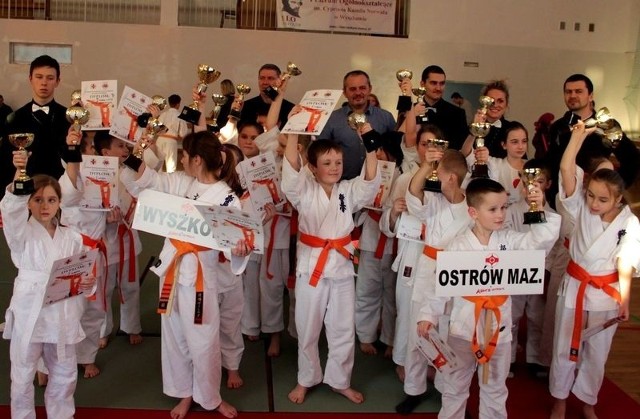 Młodzi medaliści Ostrowskiego Klubu Karate Kyokushinkai.