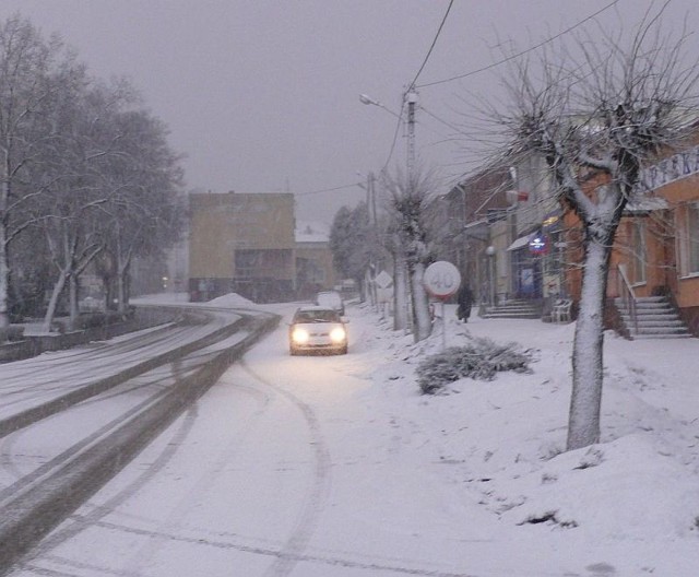 Zima przypomniała o sobie bardzo skutecznie. Na zdjęciu ulica Krakowska w Klimontowie tuż po przejściu śnieżycy.