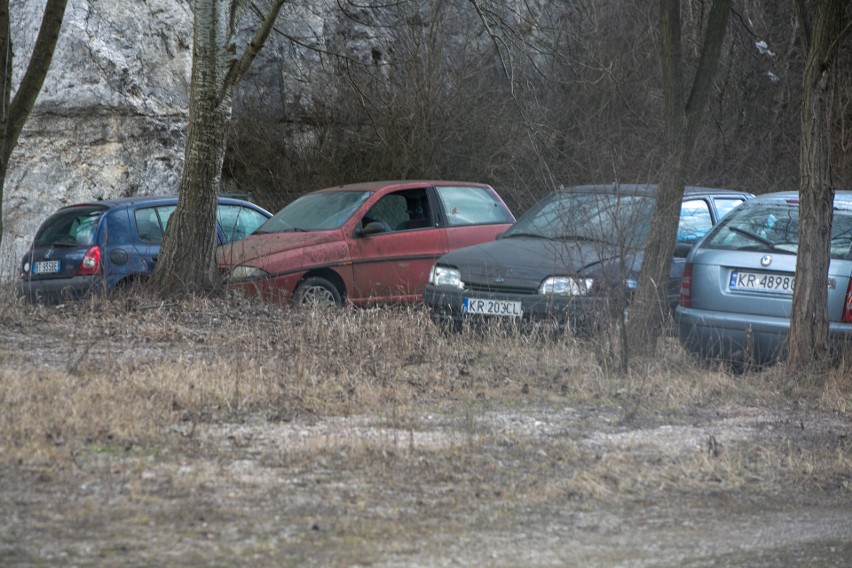 Kraków. Pilnie sprawdzą wraki samochodów w kamieniołomie Libana