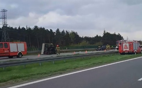 W gminie Orońsko w czwartek samochód osobowy zderzył się z busem na trasie S 7.