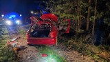 Wypadek w miejscowości Miedzno w pow. świeckim. Samochód dachował po policyjnym pościgu. W aucie 6 dzieci!. Zobacz wideo
