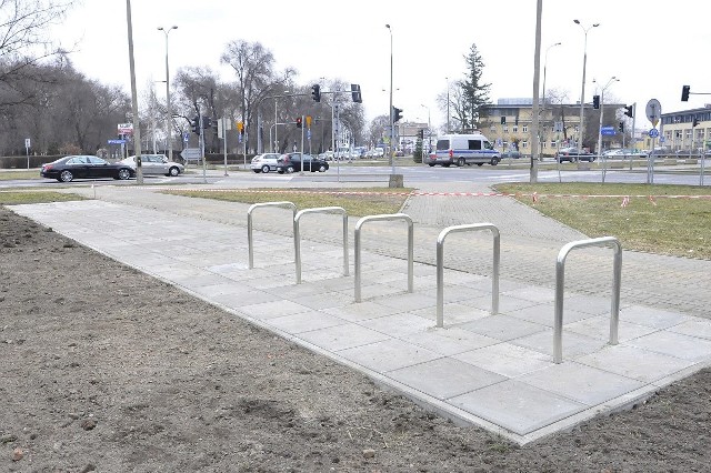 Wysepka, na której stanie stacja rowerów miejskich została przygotowana między innymi przy ulicy Okulickiego w Radomiu.