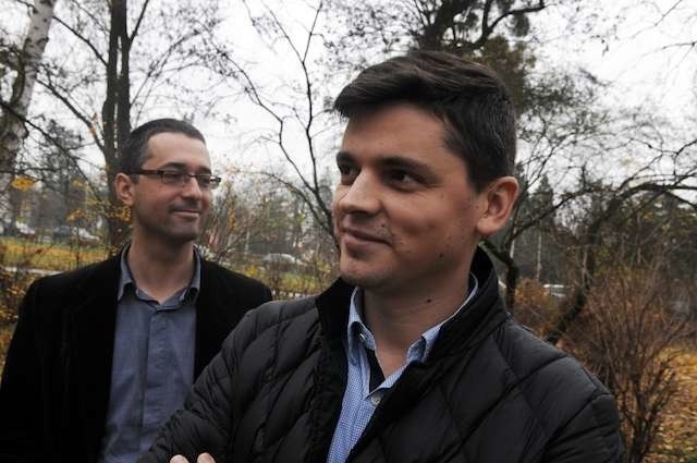 Bartosz Pilitowski, prezes Court Watch Polska (z prawej) i dr  Stanisław Burdziej, członek zarządu fundacji