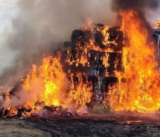 Kilka dni, jak nie tygodni może trwać akcja gaśnicza w Kamieńcu, powiat lęborski, gdzie płoną kolejny raz ogromne ilości szmat i odzieży