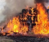 Walka z ogromnym pożarem składowiska tekstyliów w Kamieńcu - ogień gaszą 32 jednostki straży pożarnej [WIDEO]