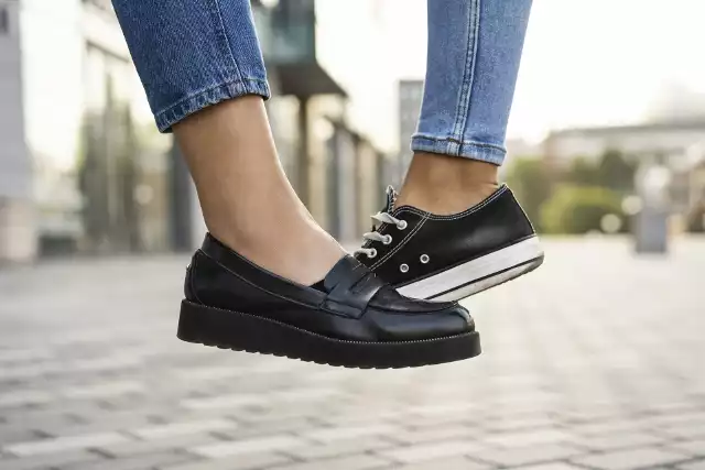 Modne i stylowe buty damskie na tę wiosnę! Odkryj trendy w lordsach, loafersach i mokasynach.