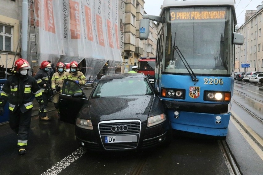 Wypadek tramwaju i samochodu na Sienkiewicza (ZDJĘCIA)