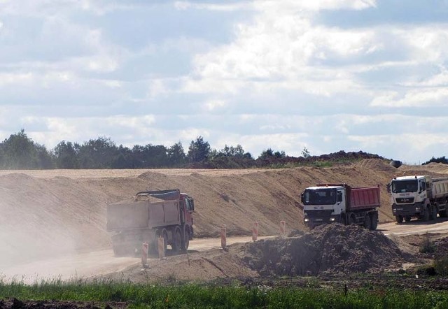 W niedzielę, po drodze w Poddubówku, w ciągu 10 min. przejechało dziewięć aut, które wzbiły kurz