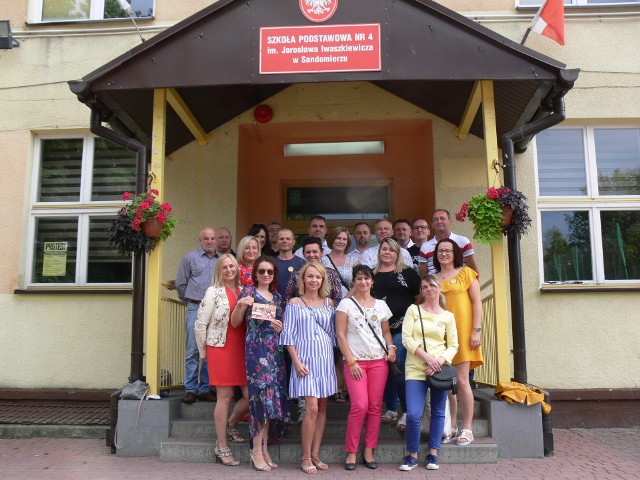 Spotkanie po latach upamiętniło wspólne zdjęcie, przed Szkołą Podstawową nr 4 w Sandomierzu.